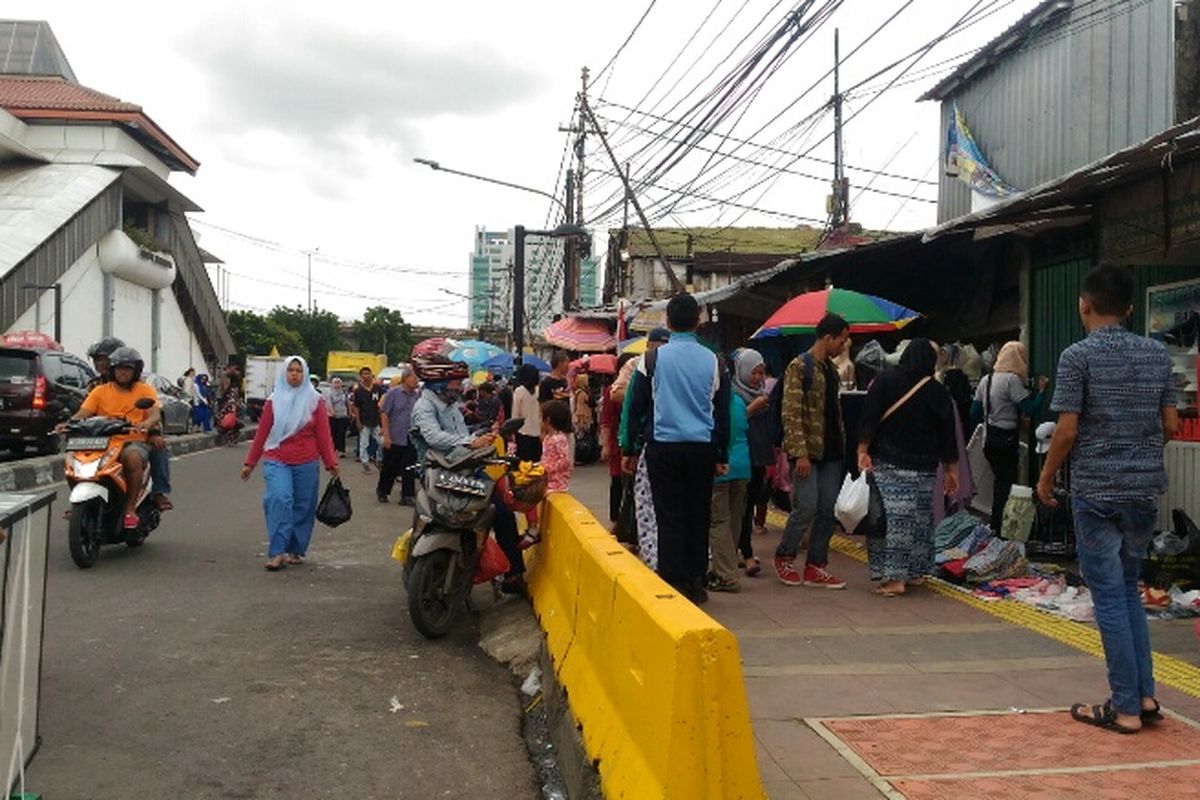 Suasana Jalan Jatibaru Raya, Tanah Abang, Jakarta Pusat, Selasa (12/12/2017).