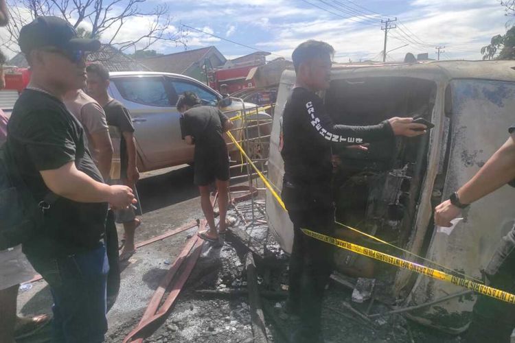 Empat rumah warga yang berada di Dusun IV, Desa Ulak Teberau, Kecamatan Lawang Wetan, Kabupaten Musi Banyuasin (Muba), Sumatera Selatan terbakar, usai ditabrak mobil pengangkut minyak ilegal pada Rabu (29/6/2022) kemarin.