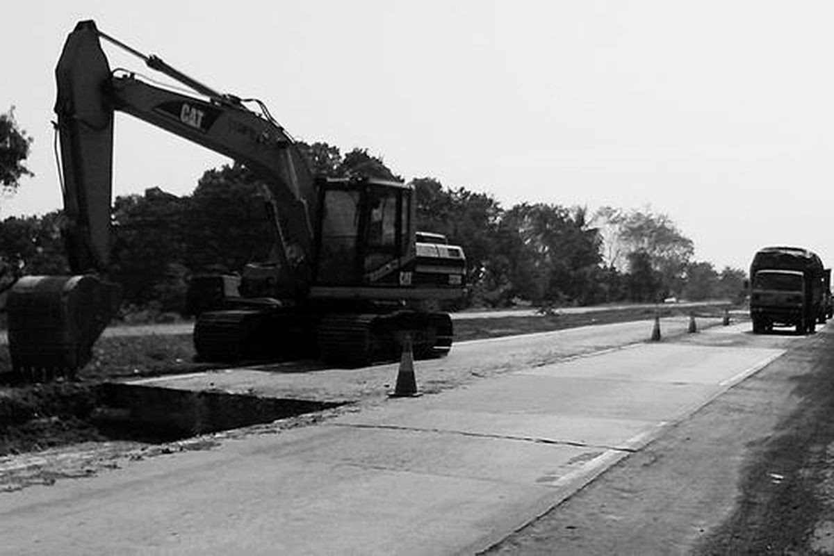 Perbaikan jalan di Kilometer 72 ruas jalan tol Merak-Jakarta membuat kendaraan harus berhati-hati saat melintas di satu lajur tengah saja, Rabu (9/7). Kondisi itu dikeluhkan oleh para pengguna tol karena membuat mereka tidak nyaman dan rawan kecelakaan.  