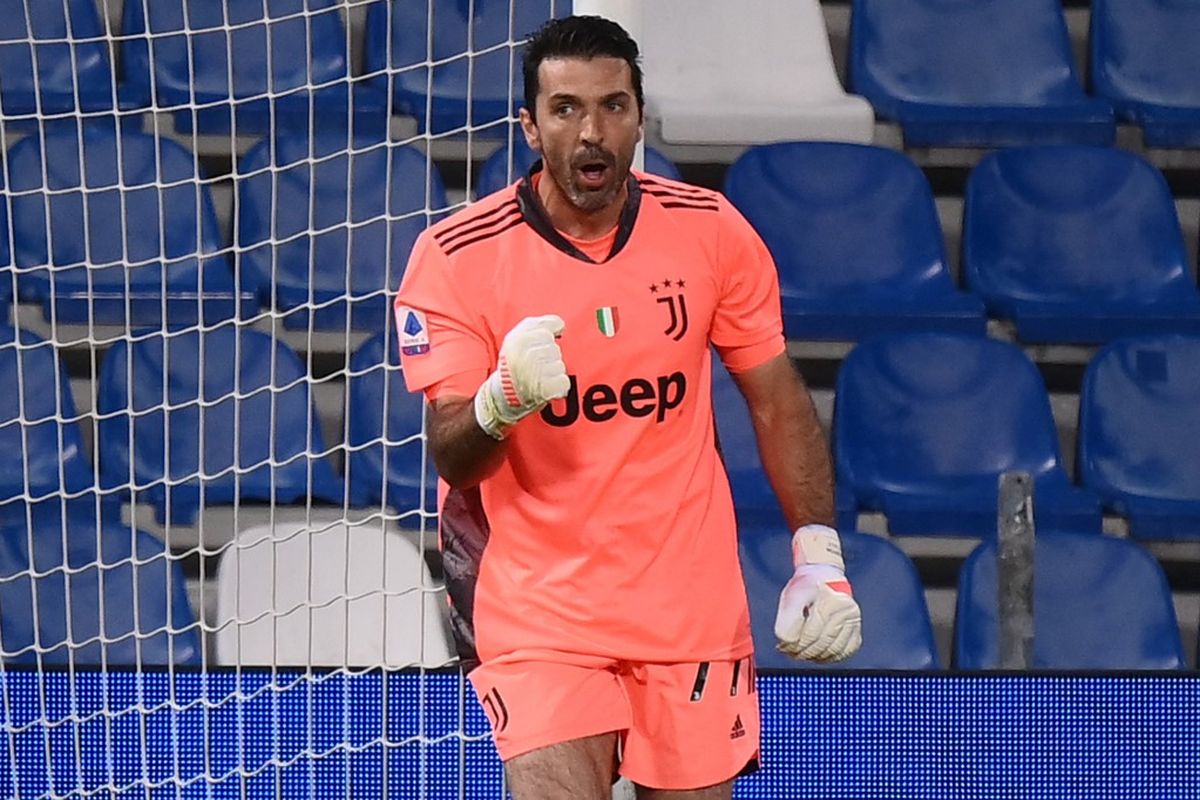 Ekspresi Gianluigi Buffon setelah menepis sepakan penalti dalam laga Sassuolo vs Juventus di Stadion Mapei, 12 Mei 2021. 