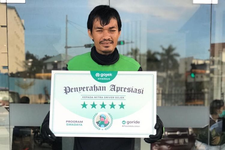 Bapak Akhirul Sofyan, mitra driver Gojek Batam, memperoleh apresiasi Driver Jempolan atas aksi heroiknya sebagai #PenjagaAmanah