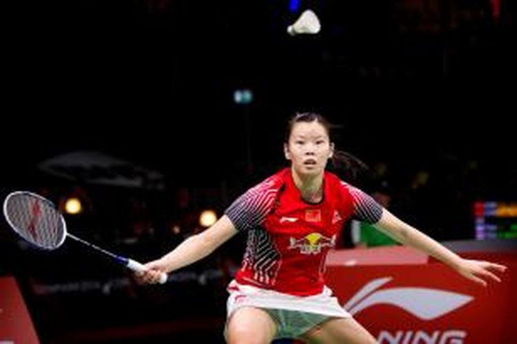 Pemain tunggal putri Tiongkok, Li Xuerui, bersiap menerima kok dari pemain Tiongkok lainnya, Han Li, saat berlaga pada babak ketiga Kejuaraan Dunia 2014 di Ballerup Super Arena, Kopenhagen, Kamis (28/8/2014).