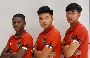 Tiga pemain timnas U20 Indonesia mengenakan ban hitam sebagai ungkapan kekecewaan setelah Piala Dunia U20 2023 batal bergulir di Indonesia.