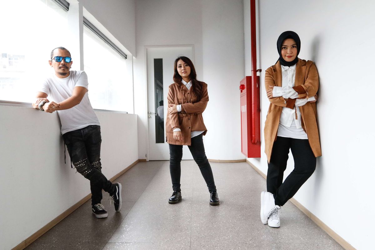 Band KotaK saat berkunjung ke Kantor Redaksi ι.com, Jakarta, Selasa (14/7/2020). KotaK diketahui baru merilis singel terbaru mereka berjudul Hoax. Sebuah lagu yang berisi pesan agar masyarakat tidak ikut menyebarkan berita-berita bohong atau hoaks.