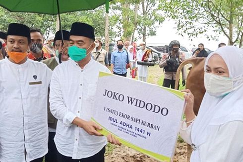 Menko PMK Doakan Korban Banjir Bandang Saat Jadi Khatib Shalat Idul Adha di Masamba