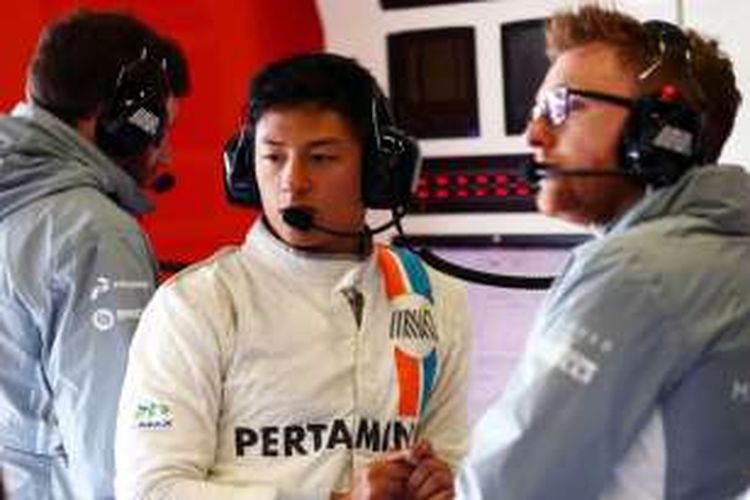 Pebalap Manor Racing asal Indonesia, Rio Haryanto, berada di paddock pada sesi kualifikasi GP Inggris di Sirkuit Silverstone, Sabtu (9/7/2016).