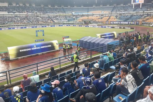 Persib Vs Persija: GBLA Diguyur Hujan, Antusiasme Bobotoh Tak Luntur