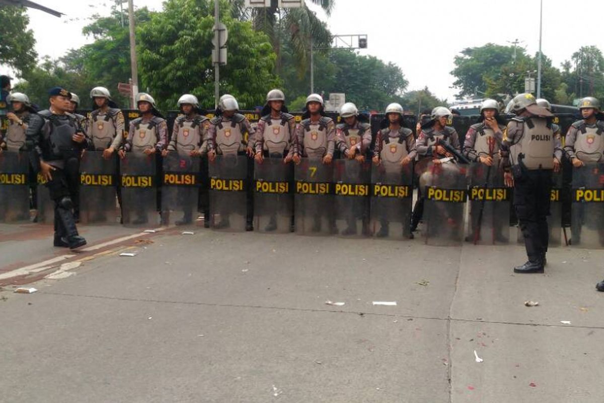 Personel kepolisian mengamankan lokasi di luar sidang Ahok, di Jalan RM Harsono, Jakarta Selatan, Selasa (9/5/2017).