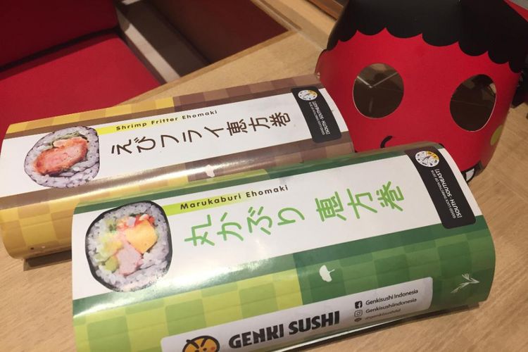 Menu Marukaburi Ehomaki (hijau) dan Shrimp Fritter Ehomaki (coklat) yang hanya dijual di Genki Sushi pada bulan Februari dan November.