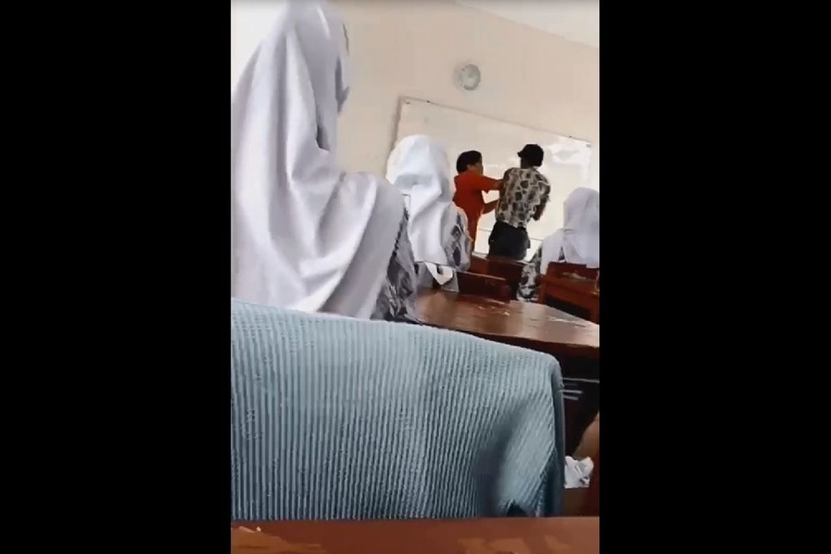Seorang oknum guru SMA di Kabupaten Cianjur, Jawa Barat diduga melakukan kekerasan fisik terhadap siswanya di hadapan siswa lain saat kegiatan belajar.