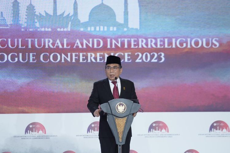 Ketua Umum PBNU Yahya Cholil Staquf memberikan sambutan dalam acara Intercultural and Interreligious Dialogue di Ritz-Carlton Mega Kuningan, Jakarta, Senin (7/8/2023).