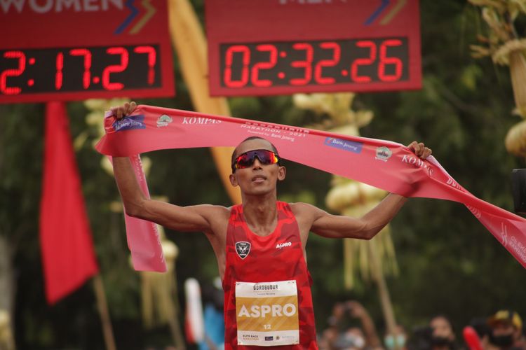 Agus Prayogo keluar sebagai pemenang dalam Elite Race Borobubur Marathon 2021 di Kompleks Taman Lumbini, Candi Borobudur, Sabtu (27/11/2021).