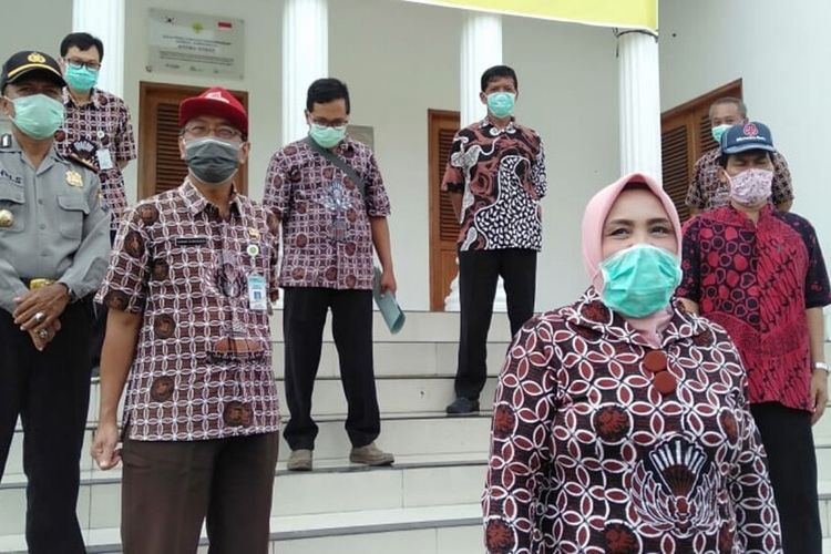 Kepala Desa Sumbermulyo, Kecamatan Bambanglipuro, Bantul, Ani Widayati (jilbab)