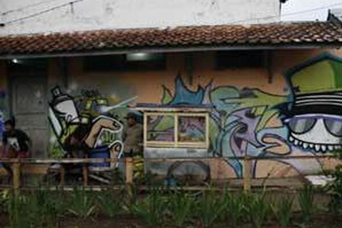 Agar lebih indah dipandang, mural-mural yang bertemakan pelestarian lingkungan hidup menghiasi tembok-tembok rumah warga di RT 04/RW 01 Kelurahan Babakan Asih, Kecamatan Bojongloa Kaler, Kota Bandung, Jabar. Kawasan pemukiman yang dahulu kumuh dan banyak dihuni mantan narapidana ini kini disulap menjadi kawasan yang ramah lingkungan dan masyarakatnya mandiri.