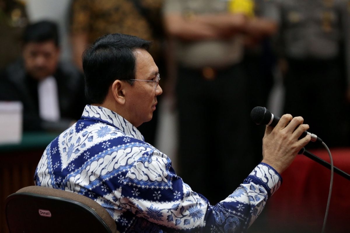 Terdakwa kasus dugaan penodaan agama, Basuki Tjahaja Purnama atau Ahok mengikuti sidang pembacaan putusan di Pengadilan Negeri Jakarta Utara di Auditorium Kementerian Pertanian, Jakarta Selatan, Selasa (9/5/2017). Majelis hakim menjatuhkan hukuman pidana 2 tahun penjara. Basuki Tjahaja Purnama dan kuasa hukumnya menyatakan banding. 