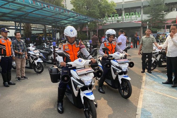 Petugas Dinas Perhubungan DKI Jakarta menerima sepeda motor listrik yang disediakan Pemerintah Provinsi DKI Jakarta, Jumat (11/9/2023).