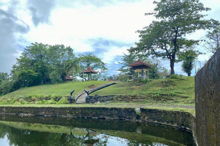 Kolam air di Benteng Pendem Cilacap. 