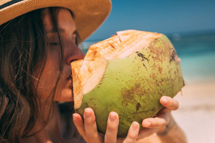 Ilustrasi minum air kelapa asli tanpa gula bermanfaat bagi kesehatan.