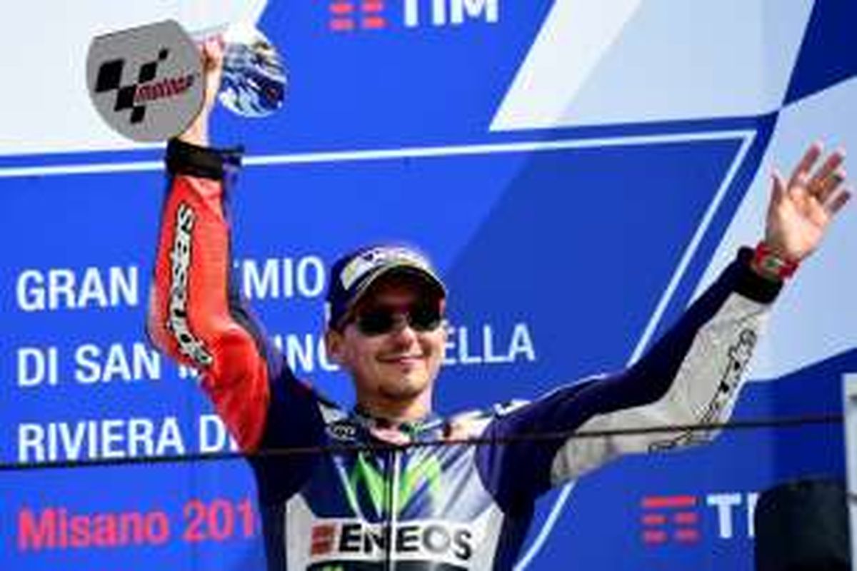 Pebalap Movistar Yamaha asal Spanyol, Jorge Lorenzo, merayakan hasil finis di urutan ketiga pada balapan GP San Marino di Sirkuit Misano, Minggu (11/9/2016).