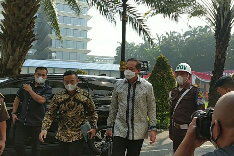 Mantan Menteri Perdagangan (Mendag) RI Muhammad Lutfi tiba di Gedung Bundar, Kejagung, Jakarta, Rabu (22/6/2022).