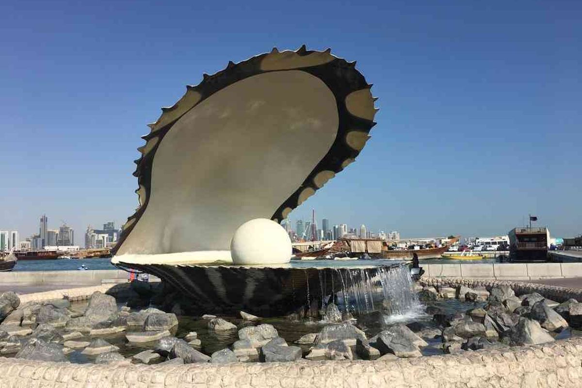 Tampak depan The Pearl Monument berbentuk tiram dan mutiara raksasa.