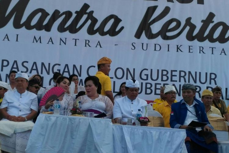 Sebelum daftar ke KPU Bali Bali, pasangan Mantra-Kerta menggelar deklarasi.