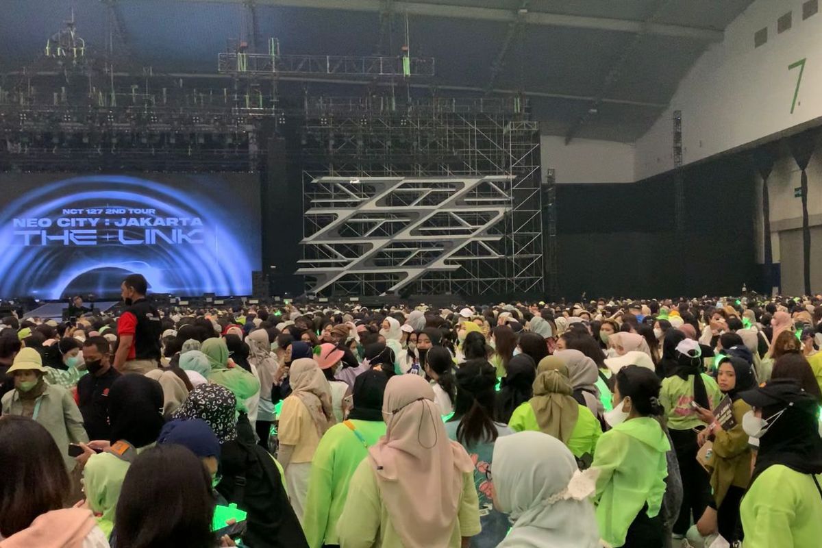 NCTzen tampak berdesakan di konser NCT 127 yang dihelat di Indonesian Convention Exhibition (ICE) BSD, Tangerang, Jumat (4/11/2022) malam.