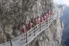 Peserta Kontes Kecantikan di China Diminta Berjalan di Tebing