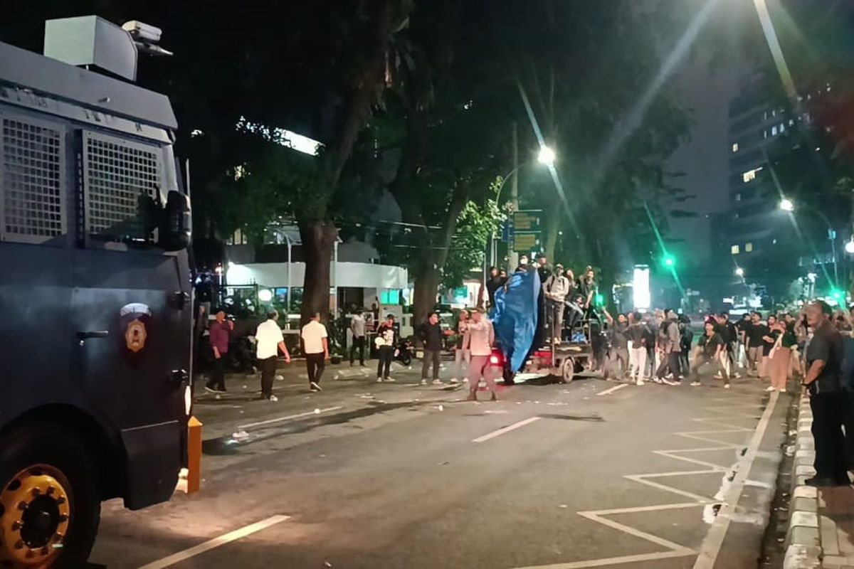 Sejumlah demonstran yang tergabung dalam Aliansi Mahasiswa Sumut Bergerak menggelar aksi menolak UU TNI terbaru di depan kantor DPRD Sumut pada Rabu (26/3/2025). 