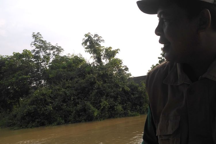 Suhandak (55) mantan perambah hutan Way Kambas yang kini menjadi pemandu wisata susur sungai di Desa Braja Harjosari, Lampung Timur.