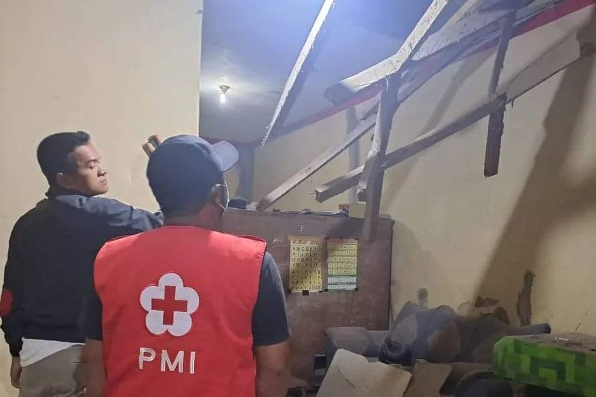 Relawan PMI saat meninjau rumah rusak di Kabupaten Tegal, Jawa Tengah, akibat gempa Bantul, Daerah Istimewa Yogyakarta (DIY) pada Jumat (30/6/2023) malam. (Dok. PMI Kab. Tegal)