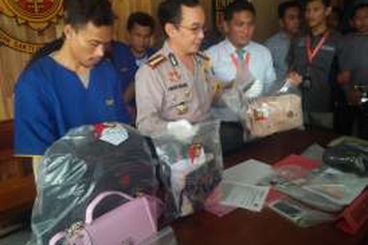 Kapolresta Pontianak, Kombes Polisi Iwan Imam Susilo menunjukkan barang bukti dan pelaku pembunuhan di Mapolresta (29/12/2016). 

