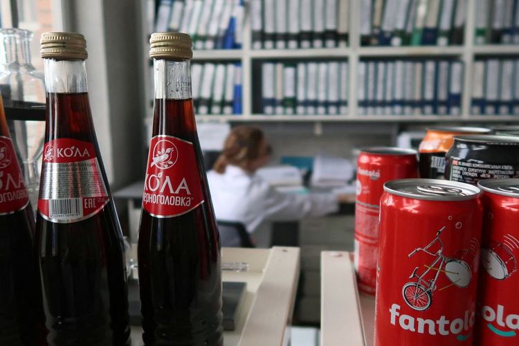 Pemandangan menunjukkan botol dan kaleng minuman ringan di pabrik perusahaan Chernogolovka di kota Chernogolovka di wilayah Moskwa, Rusia 28 Juli 2022. 