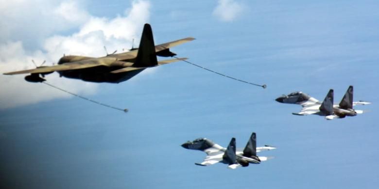 KC-130B Hercules TNI-AU yang digunakan untuk misi air-to-air refuelling dengan Su-27/30 Sukhoi