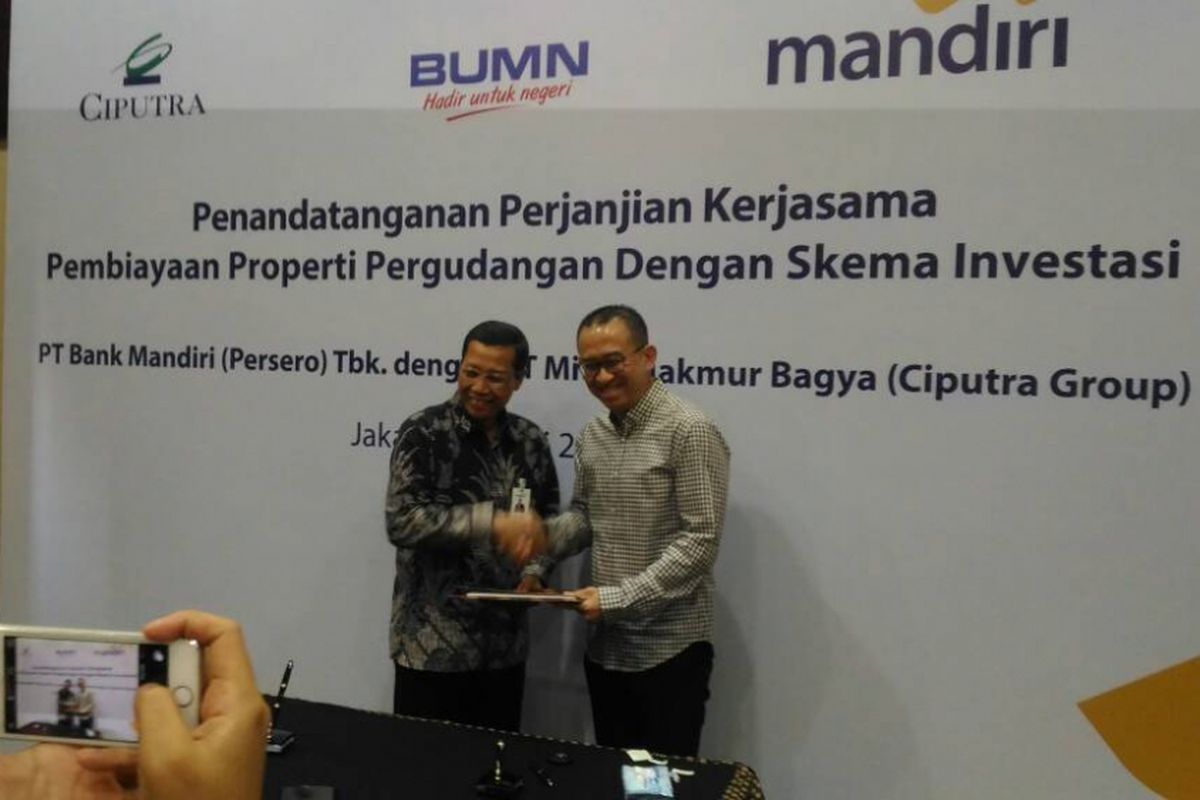 Penandatangan Perjanjian Pembiayaan Pergudangan oleh Direktur Retail Banking Bank Mandiri Tardi dengan Direktur Mitra Makmur Bagya Harun Hajadi di Plaza Mandiri Jakarta, Jumat (19/5/2017)