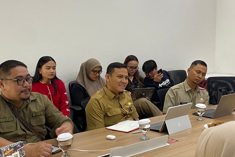 Kepala Unit Pengelolaan Sampah Terpadu (UPST) DLH DKI Jakarta, Agung Pujo Winarko (tengah), menjelaskan soal RDF Rorotan, Selasa (23/9/2025). 