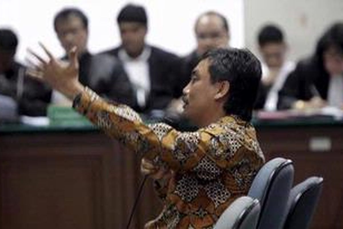 Menteri Pemuda dan Olahraga Andi Mallarangeng memberi kesaksian di Pengadilan Tindak Pidana Korupsi, Jakarta, Rabu (22/2/2012). Politisi Partai Demokrat tersebut bersaksi untuk mantan bendahara umum Partai Demokrat Muhammad Nazaruddin dalam kasus dugaan suap proyek pembangunan wisma atlet Sea Games di Palembang, Sumatera Selatan. 