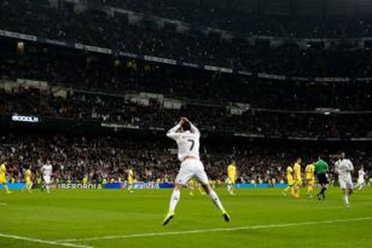 Penyerang Real Madrid, Cristiano Ronaldo, merayakan gol ke gawang Villarreal pada laga Divisi Primera, di Stadion Santiago Bernabeu, Madrid, Minggu (1/3/2015).