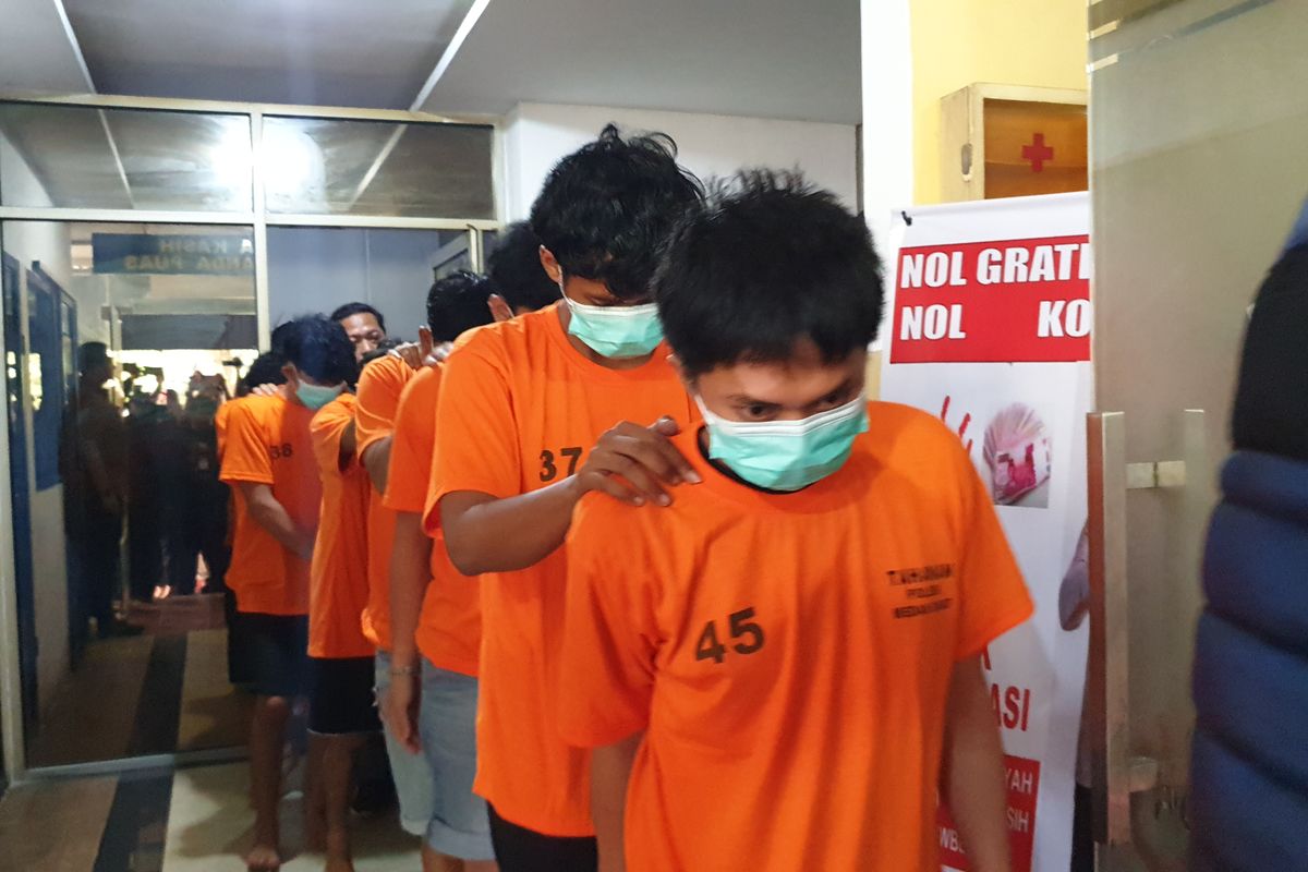 Sebanyak 9 pelaku yang menyerang dan menjarah warung di Jalan Karya, Kota Medan dihadirkan saat polisi menggelar konferensi pers di Polsek Medan Barat pada Senin (20/1/2025).