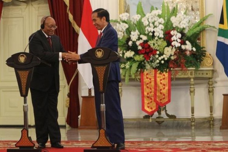 Presiden Joko Widodo menerima Presiden Afrika Selatan Jacob Zuma di Istana Merdeka, Jakarta, Rabu (8/3/2017).