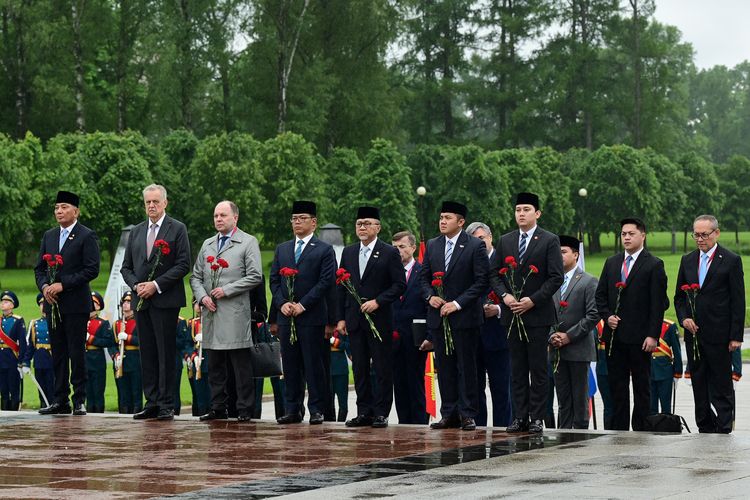  (Ki-ka) Menteri Pertahanan Sjafrie Sjamsoeddin, Duta Besar RI untuk Federasi Rusia Jose Tavares, Menteri Luar Negeri Sugiono, Menteri Koordinator Bidang Pangan Zulkifli Hasan, Sekretaris Kabinet Teddy Indra Wijaya, serta Sekretaris Pribadi Presiden Rizky Irmansyah dalam upacara penghormatan dan peletakan karangan bunga oleh Presiden Prabowo Subianto di Piskarovskoye Memorial Cemetery, St. Petersburg, Rusia, Kamis (19/6/2025). 