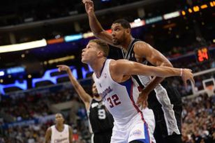 Pebasket Los Angeles Clipper, Blake Griffin (kiri) bersaing dengan pemain San Antonio Spurs, Tim Duncan, untuk melakukan rebound, pada pertandingan lanjutan kompetisi NBA di Staples Center, Senin (16/12/2013).