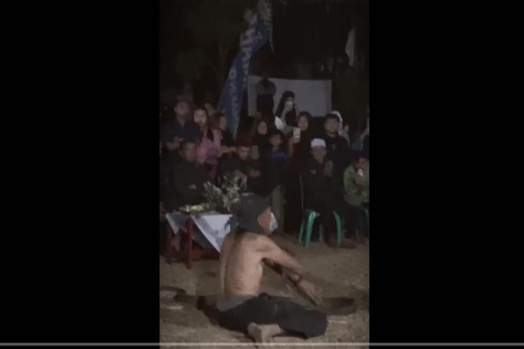 Tangkapan layar video pawang ular di Sumedang, Jwa Barat digigit kobra ketika atraksi.