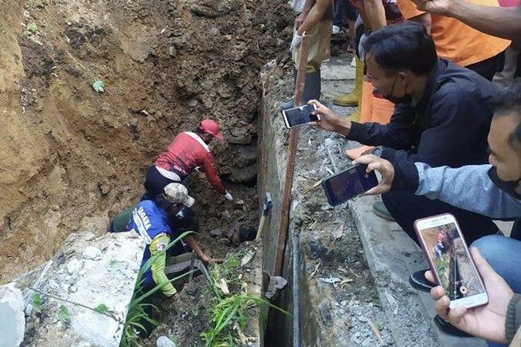 Petugas saat melakukan evakuasi kepada korban yang tertimbun reruntuhan di Kota Bukittinggi, Sumatera Barat, Senin (8/11/2021).