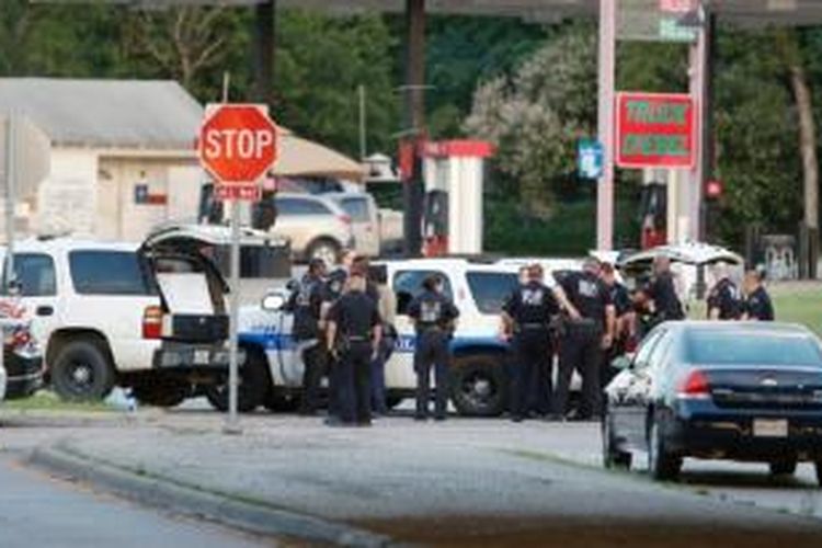 Polisi memblokir jalan saat mengepung van berlapis baja yang menghujani kantor polisi Dallas dengan tembakan.