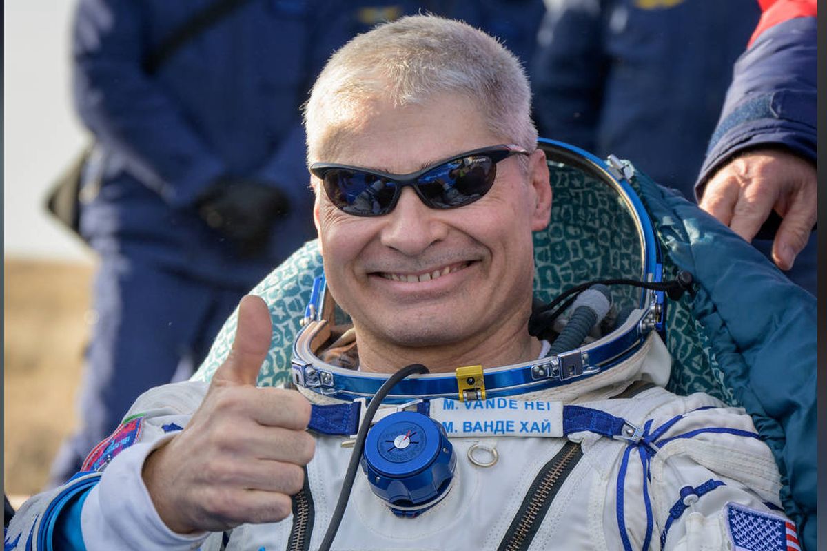 Astronot NASA Mark Vande Hei akhirnya kembali ke Bumi. Vande Hei pecahkan rekor sebagai astronot terlama yang jalankan misi luar angkasa, yakni selama 355 hari atau hampir setahun.