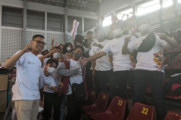 Penonton yang hadir langsung untuk menyaksikan pertandingan cabang olahraga basket kursi roda atau wheelchair ASEAN Para Games 2022 di Sritex Arena, Solo, pada Minggu (31/7/2022).