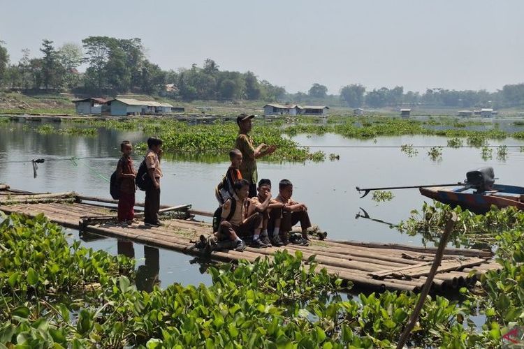 Tak Ada Jembatan, 16 Siswa di Bandung Barat Naik Rakit Bambu Setiap Hari ke Sekolah
