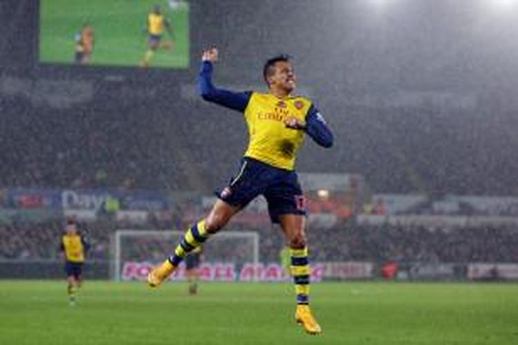 Bomber Arsenal, Alexis Sanchez, melompat saat merayakan golnya ke gawang Swansea City, pada pertandingan lanjutan Premier League, Minggu (9/11/2014). 