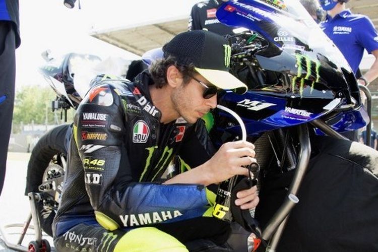 Pebalap Monster Energy Yamaha, Valentino Rossi, pada perhelatan MotoGP Ceko 2020 di Sirkuit Brno.